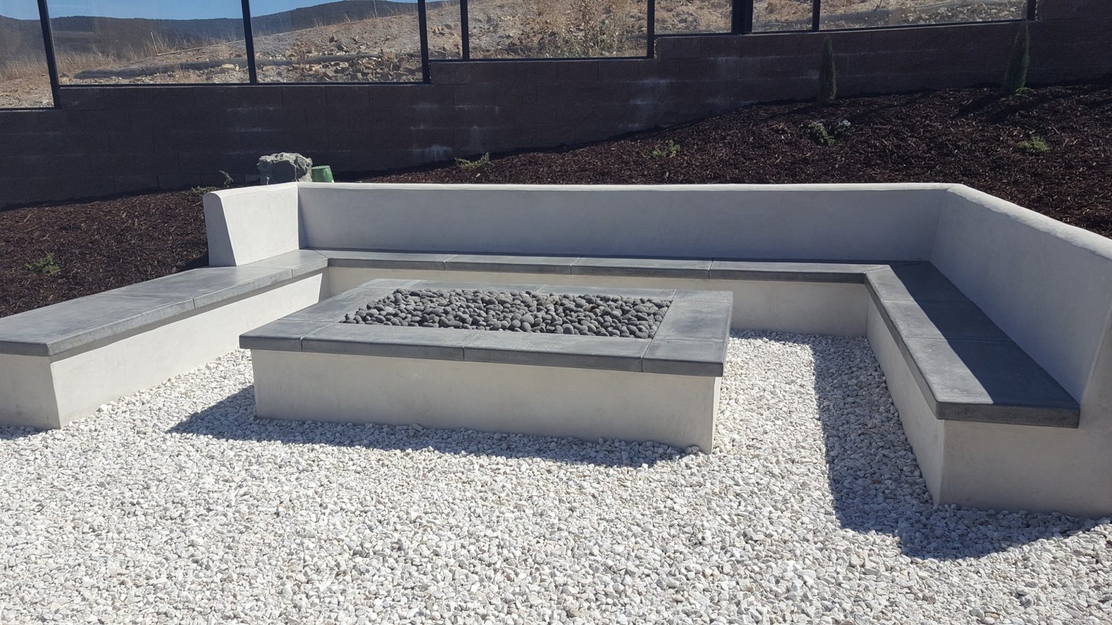 Built-in bench around a linear fire pit