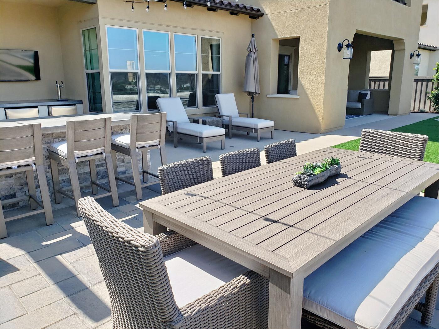 Covered dining terrace with kitchen